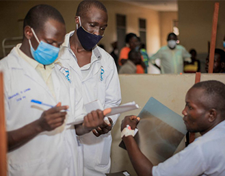 与乌干达农村地区的一家健康诊所合作